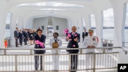 Rais wa Marekani Barack Obama na waziri mkuu wa Japan, Shinzo Abe wakiwa huko Pearl Harbor.