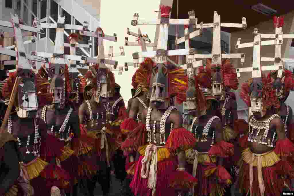 Penari tradisional berkumpul di bandara menanti kedatangan Raja Maroko Mohammed VI in Bamako, Mali, 18 Februari 2014. 