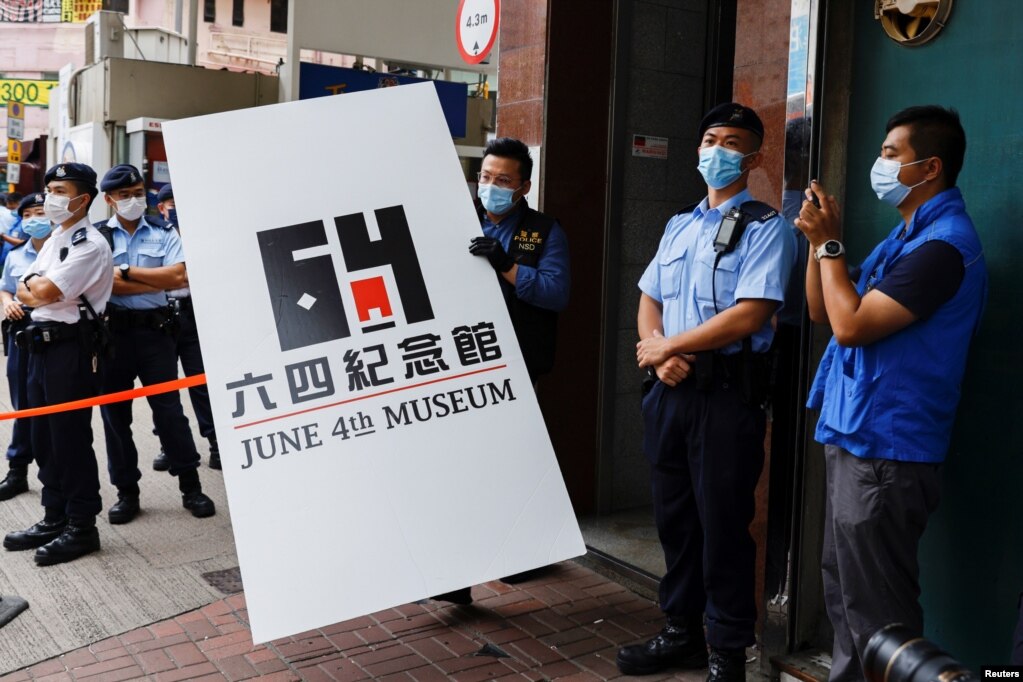 香港警方2021年9月9日突袭六四纪念馆连招牌也搬走（路透社）(photo:VOA)