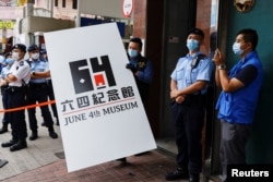 香港警方2021年9月9日突襲六四紀念館連招牌也搬走（路透）