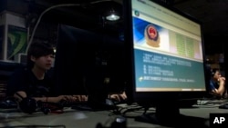 在北京一家网吧，电脑显示屏展示着必须正确使用网络的警方告示(资料照片)