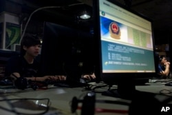 在北京一家网吧，电脑显示屏展示着必须正确使用网络的警方告示。