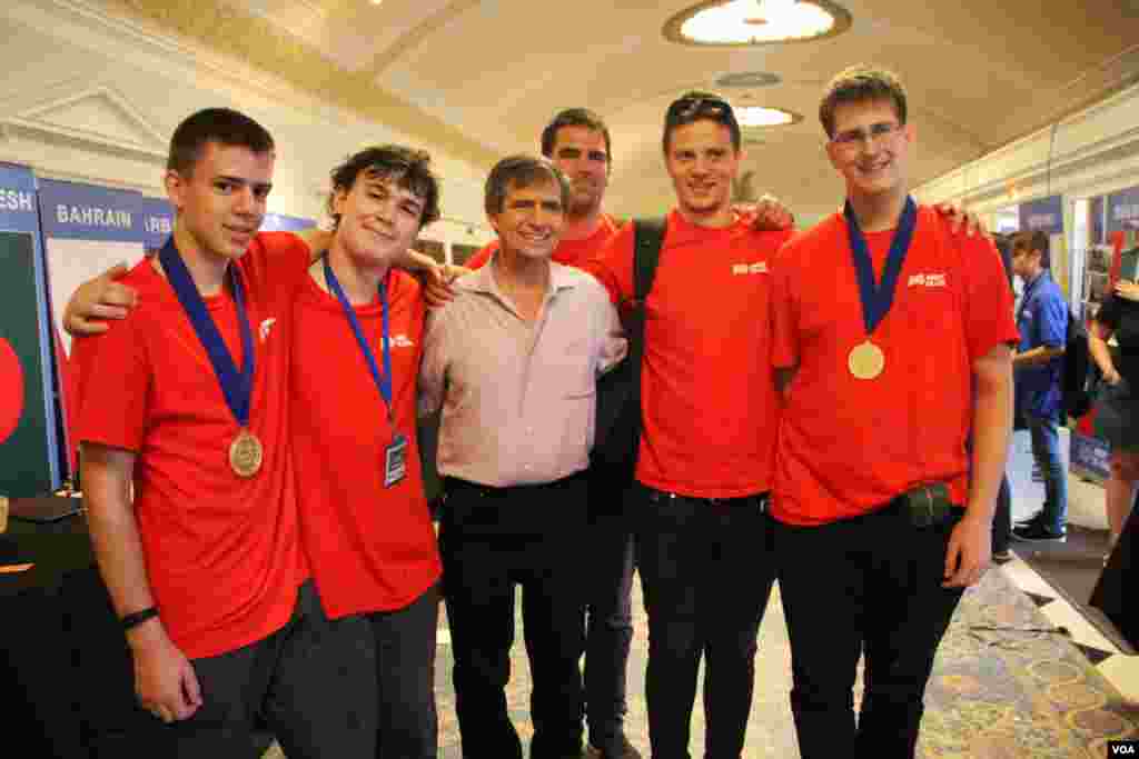 Former Democratic congressman and retired U.S. Navy Admiral Joe Sestak, president of First Global, takes photo with gold medalist Team Europe after the closing of the First Global Challenge robotics competition in Washington, DC, Tuesday, July 18, 2017. (Nem Sopheakpanha/VOA Khmer)