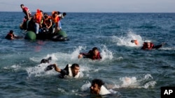 یک زن باردار توسط مرزبانان ساحلی یونان از غرق شدن نجات داده شد