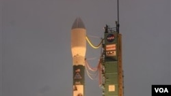 NASA melakukan peluncuran roket Delta 2 di pangkalan Angkatan Udara Vandenberg, California yang membawa satelit pengamat Aquarius (10/6).