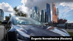 莫斯科出現的特斯拉 3 型電動轎車廣告。 （路透社照片 2020年7月23日)