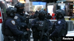 뉴욕 경찰이 새해 전야 축하행사가 열릴 타임스 스퀘어에서 보안 상황을 점검하고 있다.