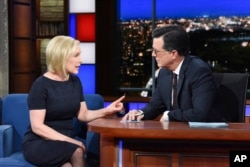 Senator Kirsten Gillibrand bersama dari Partai Demokrat bersama komedian Stephen Colbert dalam acara bincang "The Late Show With Stephen Colbert," 15 Januari 2019 di New York. (Foto: CBS via AP)
