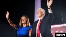Wapres AS Mike Pence dan istrinya, Karen Pence sebelum memberikan pidato untuk menerima nominasi sebagai Cawapres AS di Fort McHenry, Baltimore, Maryland.