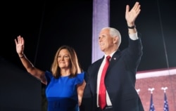 Makamu wa Rais Mike Pence na mkewe Karen Pence wakiwasili kwenye mkutano wa chama chake kutoa hotuba ya kukubali kuwa mgombea mwenza wa Rais Donald Trump, Fort McHenry in Baltimore, Maryland, U.S.