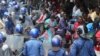 La police encercle des partisans de l'opposition qui s'étaient réunis pour entendre le discours du chef de l'opposition du pays à Harare, le 20 novembre 2019.