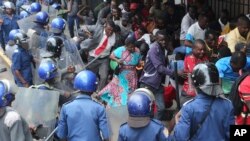 La police encercle des partisans de l'opposition qui s'étaient réunis pour entendre le discours du chef de l'opposition du pays à Harare, le 20 novembre 2019.