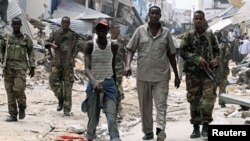 Soldats somaliens en patrouille à Mogadiscio (30 avril 2012) REUTERS