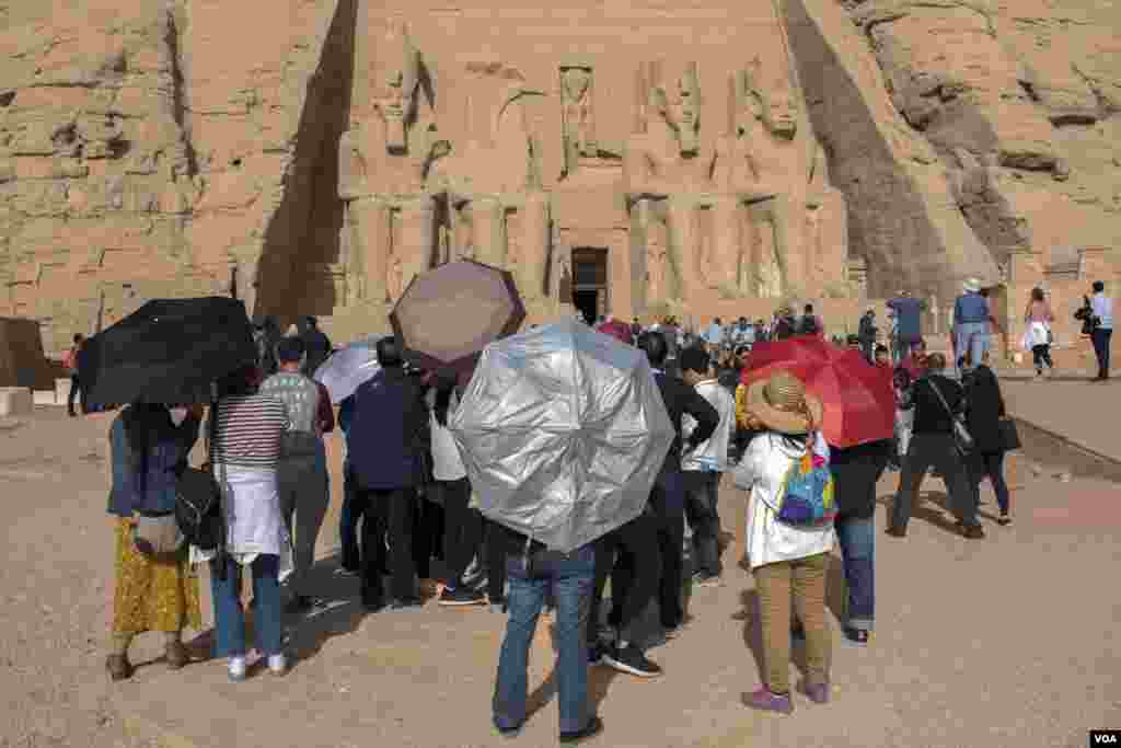 Beberapa wisatawan pingsan karena tidak tahan suhu panas di Kuil Abu Simbel di Aswan, selatan Mesir, 22 Februari 2018. (H. Elrasam/VOA)