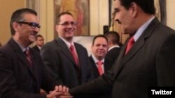 Pérez servía como enlace entre los empresarios y el gobernante Partido Socialista y ha expresado apoyo a la unificación de las tres tasas de cambio oficiales de Venezuela, que los propietarios de bonos del país, creen que están plagadas de corrupción y llevando el país hacia el incumplimiento de pagos.