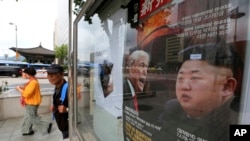 Sebuah majalah berita Korea Selatan menampilkan foto Presiden Donald Trump dan Pemimpin Korea Utara Kim Jong Un, kanan, pada sampul majalah dan menampilkan tajuk berita "Krisis Semenanjung Korea", dipajang di Gedung Dong-A Ilbo di Seoul, Korea Selatan, 11 September 2017.