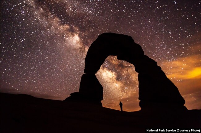 Delicate Arch at night