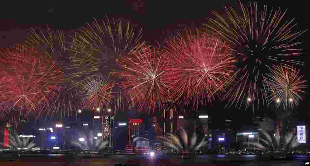 Fedatifis nan Victoria Harbour pou make 20èm anivèsè pasasyon vil Hong Kong bay Lachin. Hong Kong, 1e jilè, 2017.