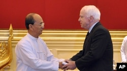 Burma's President Thein Sein welcomes US Sen. John McCain at the Presidential Palace in Naypyitaw, Burma, January 22, 2011.