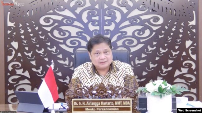 Menko Perekonomian Airlangga Hartarto mengatakan pemerintah tengah menyiapkan regulasi terkait vaksin booster COVID-19 berbayar dan gratis bagi masyarakat umum (VOA)