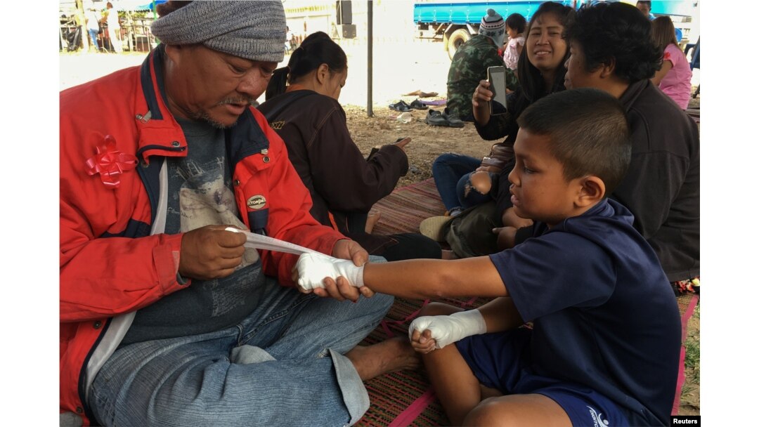 Petinju anak, Wutthichai Inthawimon, 9 tahun, bersiap untuk bertanding di sebuah kuil, di Provinsi Buriram, Thailand, 2 Februari 2018.