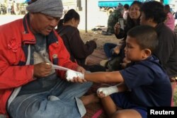 Petinju anak, Wutthichai Inthawimon, 9 tahun, bersiap untuk bertanding di sebuah kuil, di Provinsi Buriram, Thailand, 2 Februari 2018.