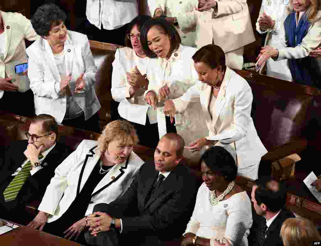 عکس از سومین گزارش سالانه پرزیدنت ترامپ در کنگره - گروهی از زنان دموکرات عضو مجلس نمایندگان امسال هم مثل سال گذشته با لباس سفید در مراسم حاضر شدند.&nbsp;