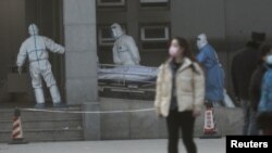 中国湖北省武汉市金银潭医院，医护人员正在转移一名因新型冠状病毒引起的肺炎患者（2020年1月20日）。