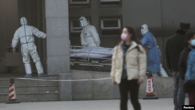 中国湖北省武汉市金银潭医院,医护人员正在转移一名因新型冠状病毒引起的肺炎患者(2020年1月20日)。
