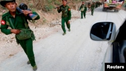 Tentara Myanmar berjalan di dekat Laukkai (17/2).