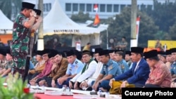 Presiden Joko Widodo mengikuti buka puasa bersama dengan pimpinan dan jajaran TNI-Pori di Cilangkap, Selasa (5/6). (Courtesy: Setpres RI)