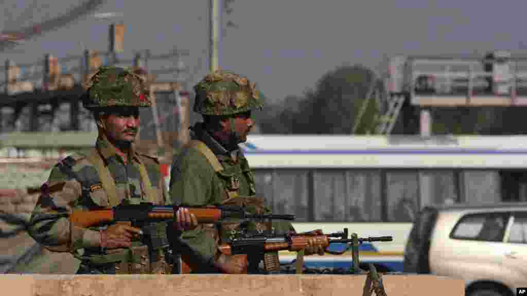 سکیورٹی فورسز کے اہلکاروں سے فائرنگ کے تبادلے میں تمام حملہ آور مارے گئے۔