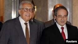 Đặc sứ hòa bình Liên hiệp quốc Lakhdar Brahimi (trái) và Phó Bộ Trưởng Ngoại giao Syria Faisal Mekdad 