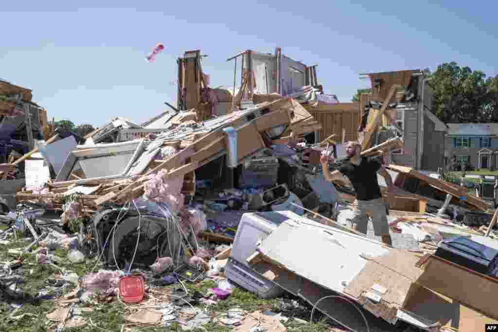 نیو یارک شہر میں بدھ کی شب موسلا دھار بارش کے باعث نظامِ زندگی درہم برہم ہو گیا۔ بارش کا پانی سب ویز اور لوگوں کے گھروں میں بھی داخل ہو گیا۔ 