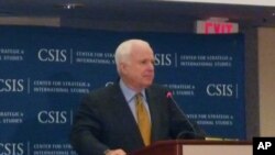 Thượng Nghị sĩ John McCain phát biểu tại cuộc hội thảo của Viện Nghiên cứu các vấn đề chiến lược và quốc tế (CSIS) ở Washington, ngày 14/5/2012