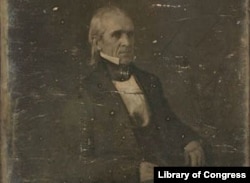 El presidente James Polk fue fotografiado mientras estaba en el cargo el 14 de febrero de 1849. Esta imagen es la primera fotografía que se conserva de un presidente mientras estaba en el cargo.