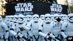 ຕົວລະຄອນທະຫານ Stormtrooper ຈາກຮູບເງົາ Star Wars ຫຼາຍກວ່າ 100 ໂຕ ທີ່ງານປະຖົມມະເລີກ ເປີດ
ສາຍຮູບເງົາ Star Wars: The Force Awaken ທີ່ The Americana, ໃນເມືອງ Glendale, ລັດ ຄາລີຟໍເນຍ. 17 ທັນວາ, 2015.