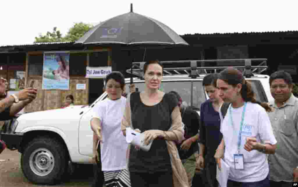 Angelina Jolie&nbsp; ကချင်ပြည်နယ် မြစ်ကြီးနားမြို့က Jam Mai Kaung ဒုက္ခသည်စခန်းကို ဒီကနေ့ သွားရောက်။