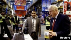 Perdana Menteri Inggris Boris Johnson mengunjungi gerai grosir Bestway Wholesale di Manchester, Inggris, 30 September 2019.