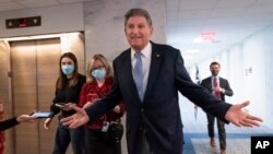 Senator partai Demokrat dari West Virginia, Joe Manchin meninggalkan kantornya di Capitol Hill setelah gagal mencapai kesepakatan dalam pembicaraan telepon dengan Presiden AS Joe Biden (13/12). 