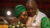 Nkosazana Dlamini-Zuma, à gauche, candidate malheureuse à la course à la présidentielle du Congrès national africain (ANC), félicite le vainqueur, Cyril Ramaphosa, à droite (devenu le nouveau président sud-africain), ici, lors de la 54ème conférence du pa