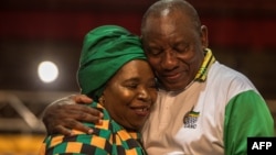 Nkosazana Dlamini-Zuma, à gauche, candidate malheureuse à la course à la présidentielle du Congrès national africain (ANC), félicite le vainqueur, Cyril Ramaphosa, à droite (devenu le nouveau président sud-africain), ici, lors de la 54ème conférence du pa