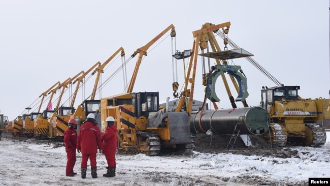 中石油集团的工人在黑龙江黑河建造连接中国和俄罗斯的天然气管道。（2018年1月25日）