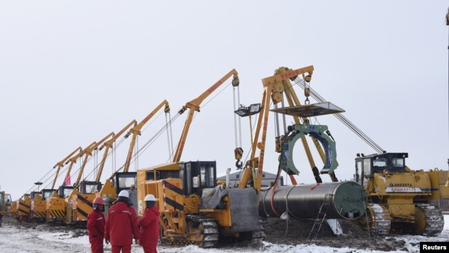 中石油集团的工人在黑龙江黑河建造连接中国和俄罗斯的天然气管道。（2018年1月25日）