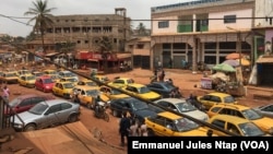 Routes en mauvais état et embouteillages à moins de 5 minutes du stade omnisports de Yaoundé, le 28 février 2018. VOA / Emmanuel Jules Ntap