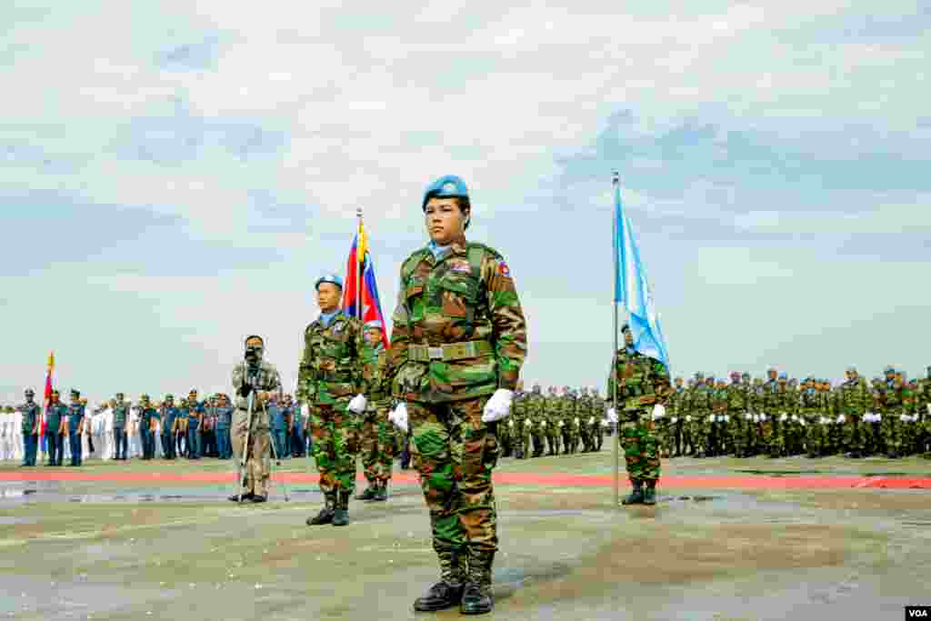 ទិដ្ឋភាពទូទៅនៃពិធីជូនដំណើរដល់កងកម្លាំងមួកខៀវកម្ពុជាចំនួន ៤២៨នាក់ ដែលនឹងចេញដំណើរទៅចូលរួមបេសកកម្មរក្សាសន្តិភាពក្នុងប្រទេសម៉ាលី និងប្រទេសស៊ូដង់ខាងត្បូង នាមូលដ្ឋានទ័ពអាកាសពោធិ៍ចិនតុង រាជធានីភ្នំពេញ ថ្ងៃទី៣ ខែឧសភា ឆ្នាំ២០១៨។ (អូន ឆេងប៉រ/VOA) 