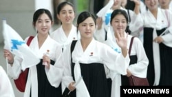 지난 2005년 9월 동아시아육상선수권대회 응원단으로 한국을 방문했던 것으로 알려진 북한 김정은 제1위원장의 부인 리설주(가운데)가 인천공항으로 출국하며 손을 흔들고 있다.