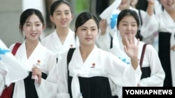 지난 2005년 9월 동아시아육상선수권대회 응원단으로 한국을 방문했던 것으로 알려진 북한 김정은 제1위원장의 부인 리설주(가운데)가 인천공항으로 출국하며 손을 흔들고 있다. 