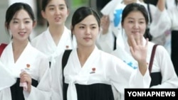 지난 2005년 9월 동아시아육상선수권대회 응원단으로 한국을 방문했던 것으로 알려진 북한 김정은 제1위원장의 부인 리설주(가운데)가 인천공항으로 출국하며 손을 흔들고 있다.
