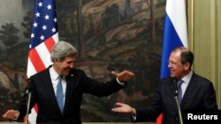 ທ່ານ John Kerry (ຊ້າຍ) ລັດຖະມົນຕີກະຊວງການຕ່າງປະເທດສະຫະລັດ ຖະແຫລງການຮ່ວມກັນກັບທ່ານ Sergei Lavrov ລັດຖະມົນຕີການຕ່າງປະເທດ ຣັດເຊຍ ທີ່ນະຄອນມົສກູ ໃນວັນອັງຄານວານນີ້.